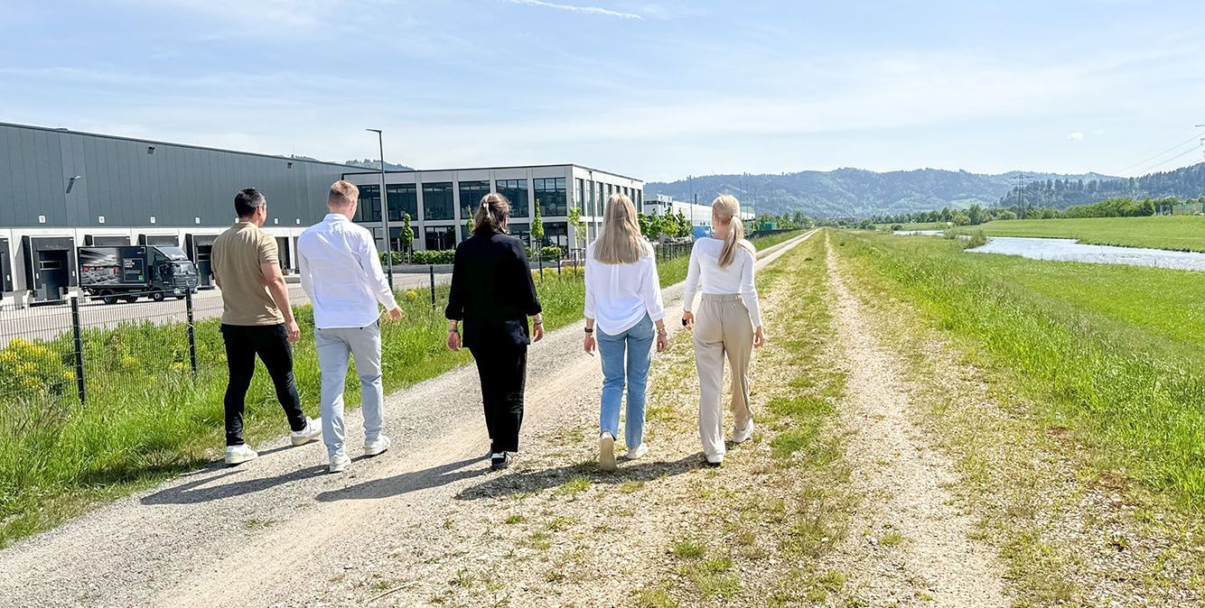 Mitarbeitende von Streit Service & Solution laufen vor dem Firmengebäude in Gengenbach