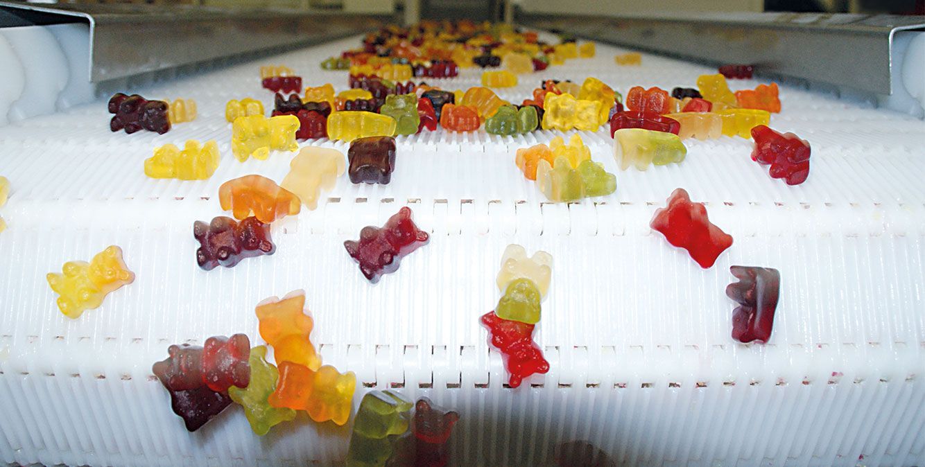 Gummibärchen auf einem Förderband