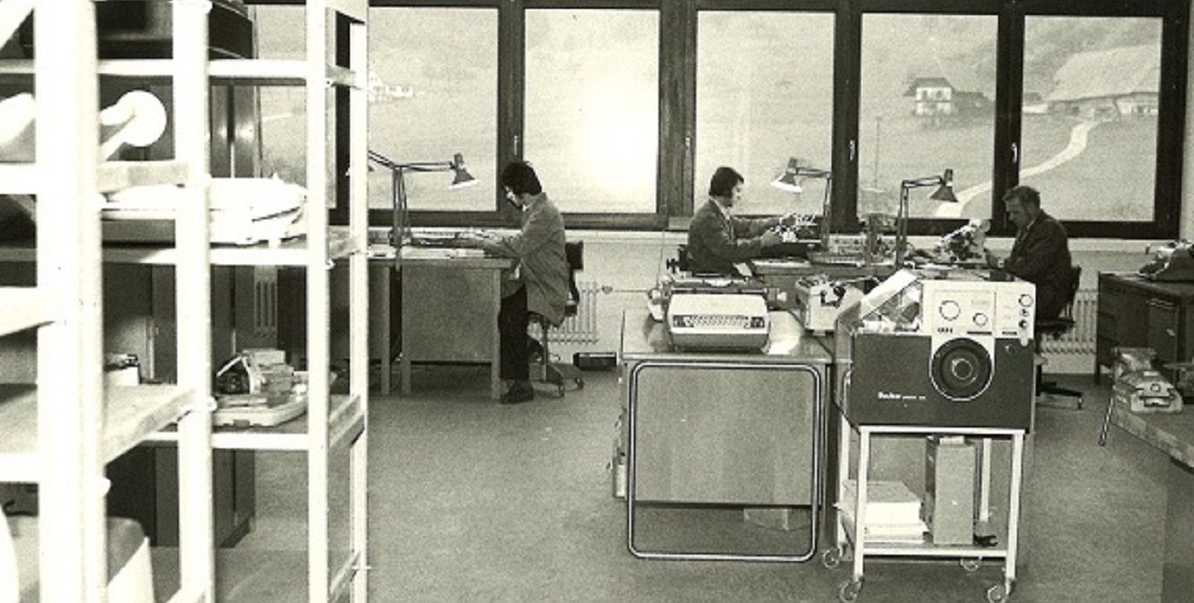 Mitarbeiter von Streit Service & Solution arbeiten im alten Bürogebäude in Hausach