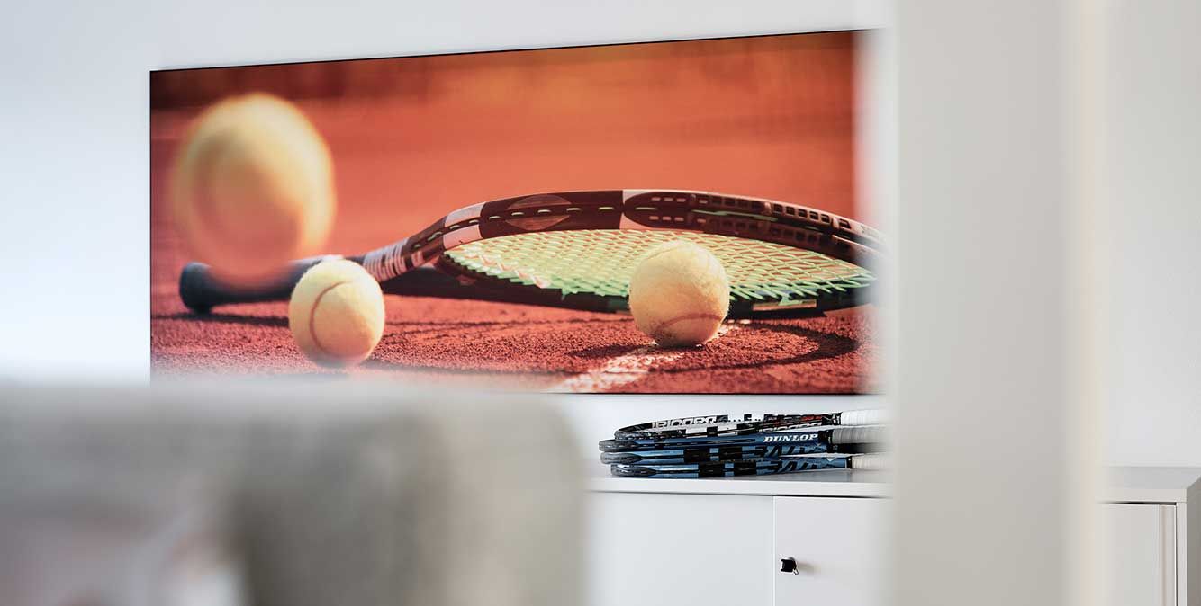 Bild von einem Tennisschläger und Bällen hängt an der Wand