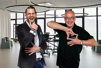 Zwei Mitarbeiter von STREIT  tragen individualisierte Textilien