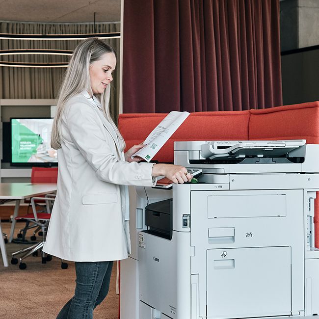 Mitarbeiterin von Streit Service & Solution bedient einen Drucker