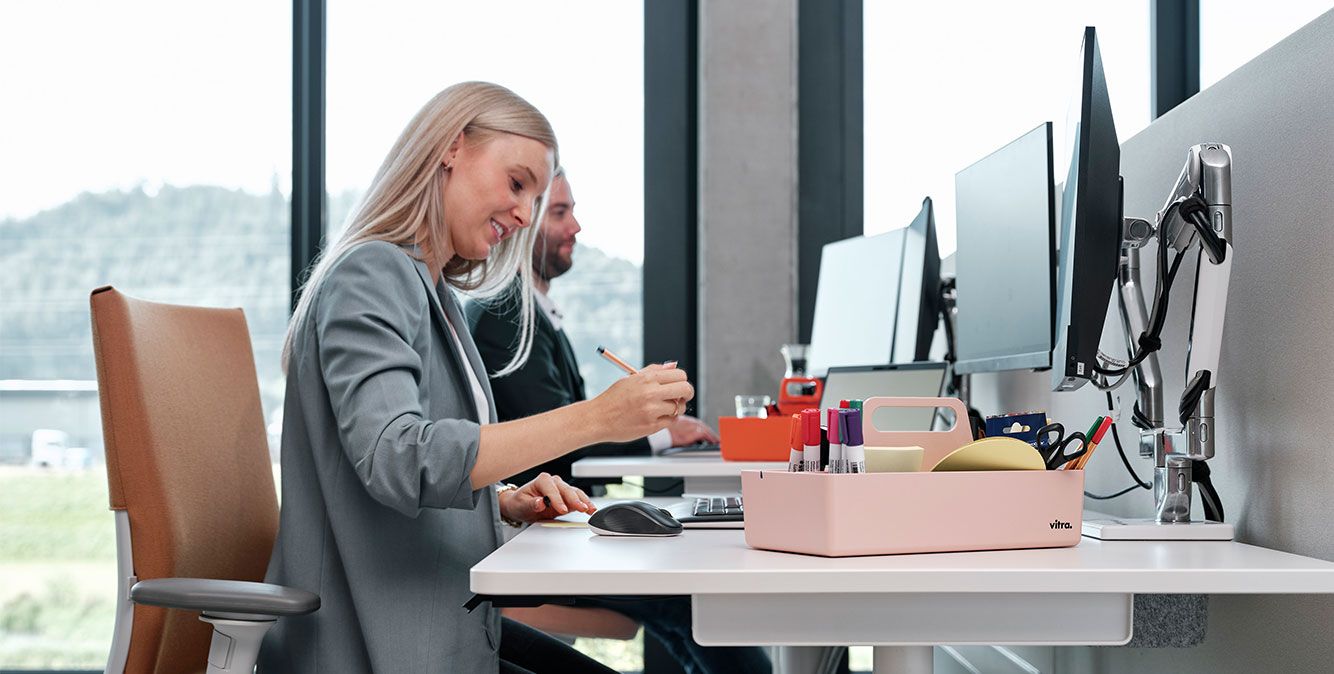 Mitarbeiter von Streit Service & Solution arbeiten am Schreibtisch und benutzen Bürobedarfsartikel