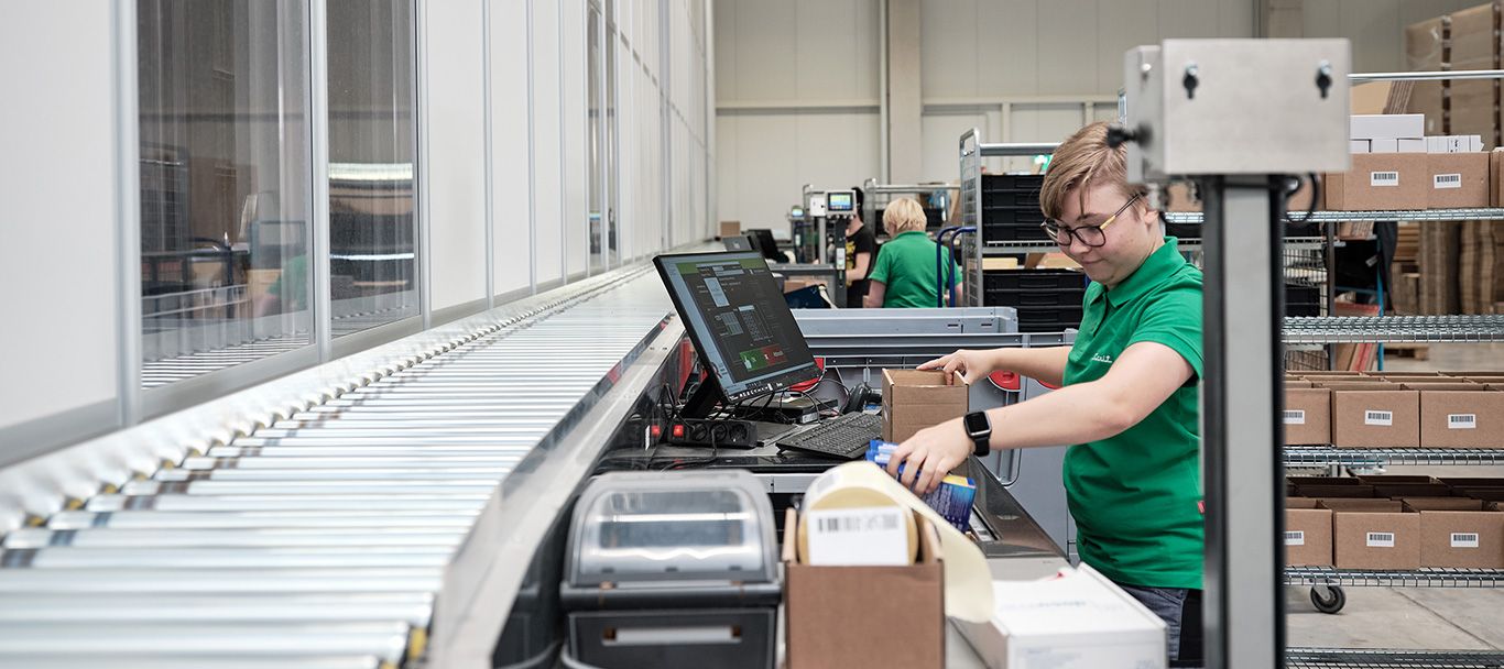 Mitarbeiterin arbeitet an der AutoStore-Anlage von Streit Service & Solution in Gengenbach