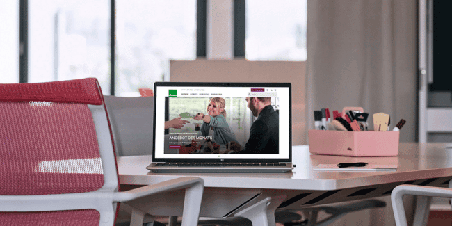 Laptop steht auf einem Tisch