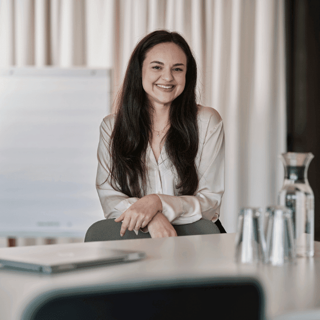 Mitarbeiterin von Streit Service & Solution steht in der New Work Arbeitswelt in Gengenbach
