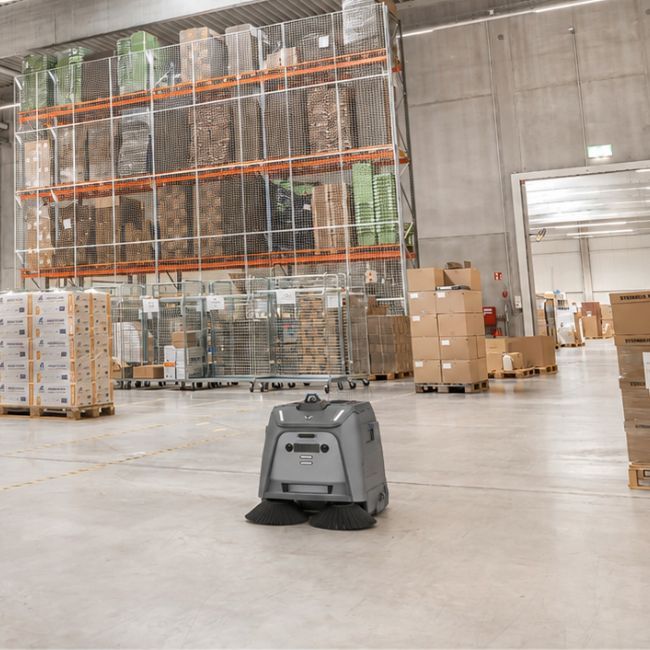 Reinigungsroboter in der Logistikhalle von STREIT in Gengenbach