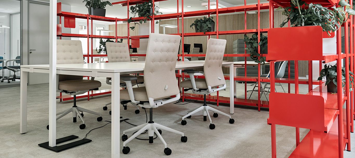 Ergonomischer Arbeitsplatz mit Schreibtischen und Drehstühlen