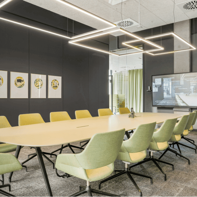 Besprechungsraum mit innovativer Lichtgestaltung