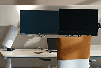 Arbeitsplatz mit Leuchte im Büro von Streit Service & Solution in Gengenbach