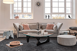 Sofa und Einrichtungsgegenstände im Showroom von Streit Service & Solution in der Lokhalle in Freiburg