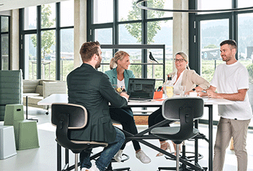 Mitarbeiter von Streit Service & Solution sitzen in der Flexzone und arbeiten miteinander