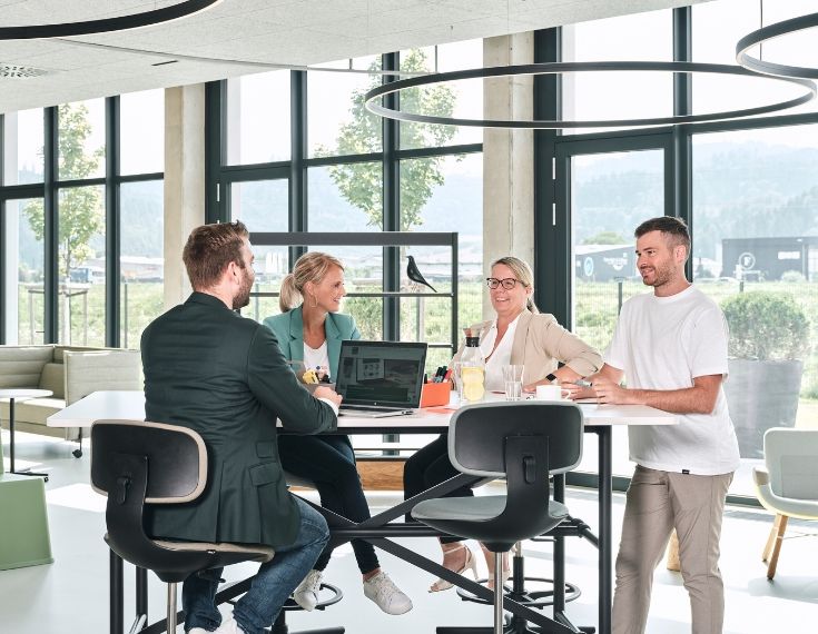 Mitarbeiter von Streit Service & Solution sitzen in der Flexzone und arbeiten miteinander
