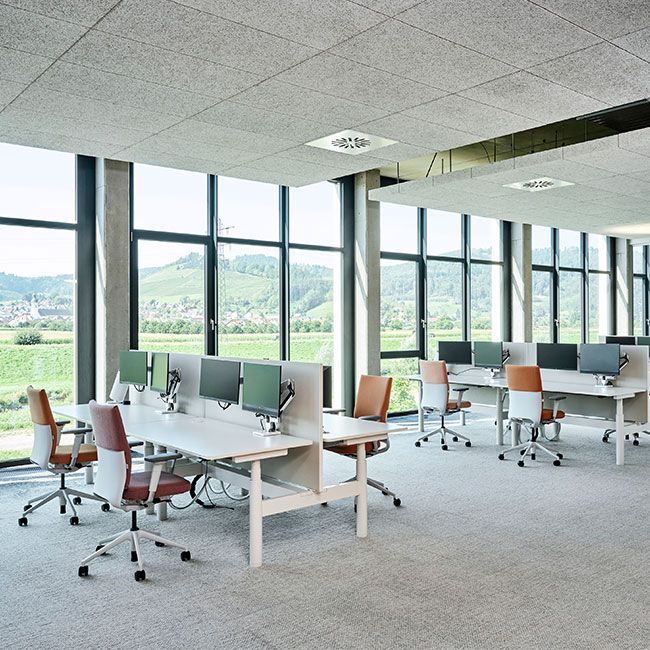 Arbeitsplätze im Open Space Büro von Streit Service & Solution in Gengenbach