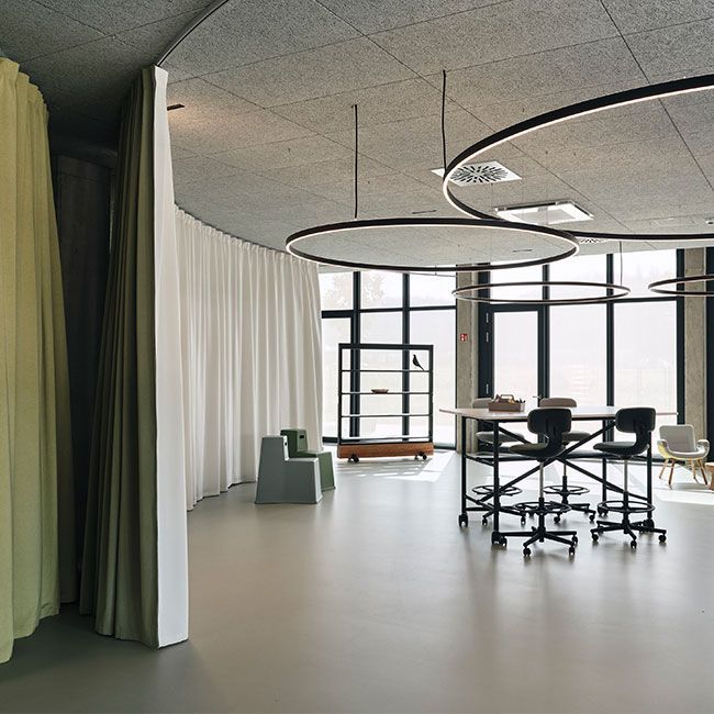 Flexzone mit Akustikvorhängen in der New Work Arbeitswelt von Streit Service & Solution in Gengenbach