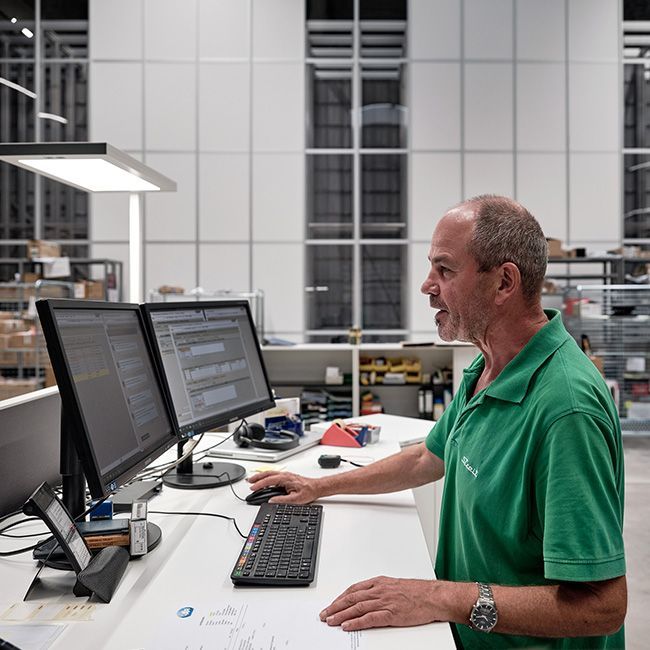 Mitarbeiter von Streit Service & Solution im Logistikzentrum in Gengenbach