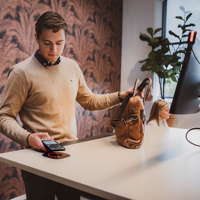 Mann bucht sich einen Arbeitsplatz durch ein Arbeitsplatzbuchungssystem von GoBright