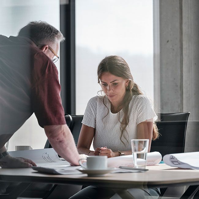 Mitarbeiter von Streit Service & Solution planen eine Bürogestaltung