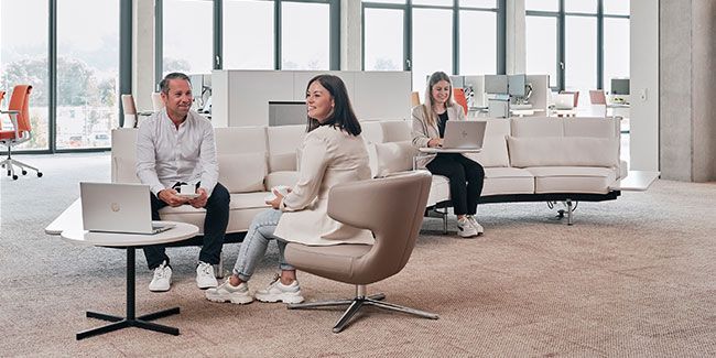 Mitarbeiter von Streit Service & Solution sitzen in der New Work Arbeitswelt in Gengenbach