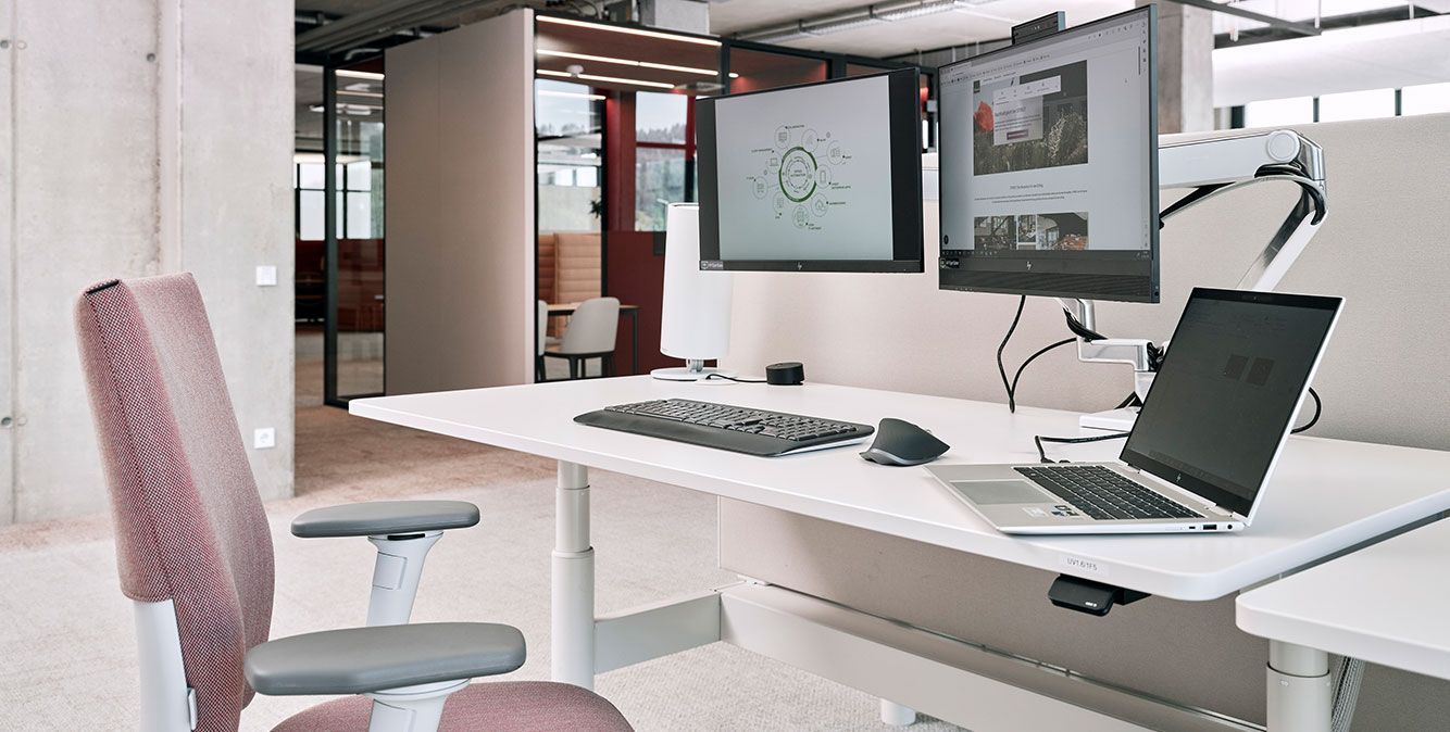 Arbeitsplatz mit IT-Geräten in der Arbeitswelt von Streit Service & Solution in Gengenbach
