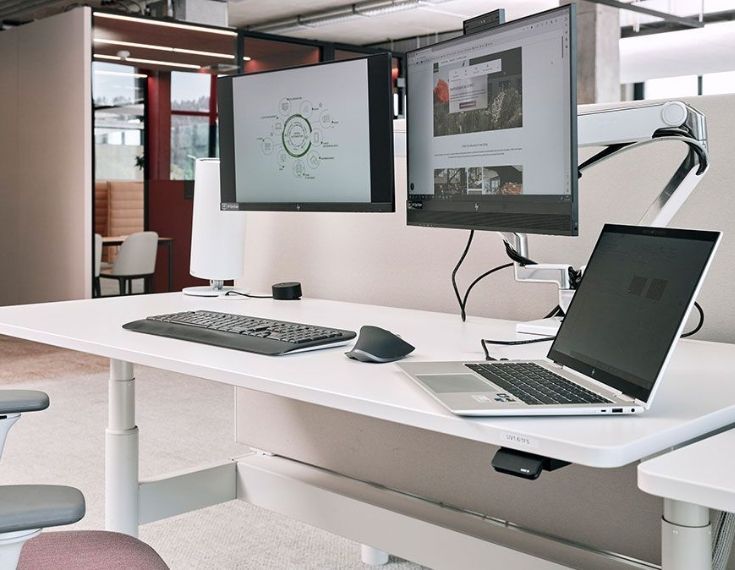 Arbeitsplatz mit IT-Geräten in der Arbeitswelt von Streit Service & Solution in Gengenbach