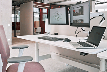 Arbeitsplatz mit IT-Geräten in der Arbeitswelt von Streit Service & Solution in Gengenbach