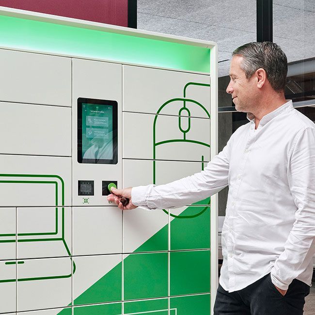 Mitarbeiter von Streit Service & Solution nutzt den Cora IT-Automaten