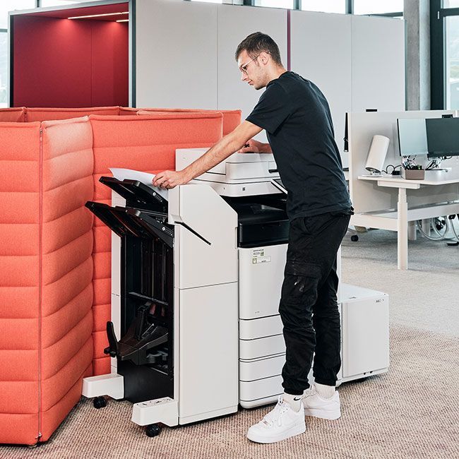 Mitarbeiter von Streit Service & Solution arbeitet an einem Drucksystem in der Arbeitswelt in Gengenbachc