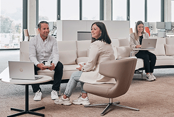 Mitarbeiter von Streit Service & Solution sitzen auf einem Sofa in der Arbeitswelt in Gengenbach und arbeiten