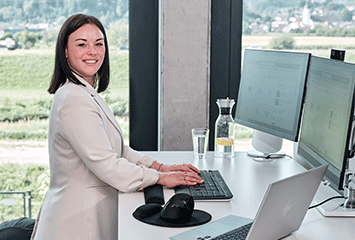 Mitarbeiterin von Streit Service & Solution arbeitet an ihrem Schreibtisch am PC