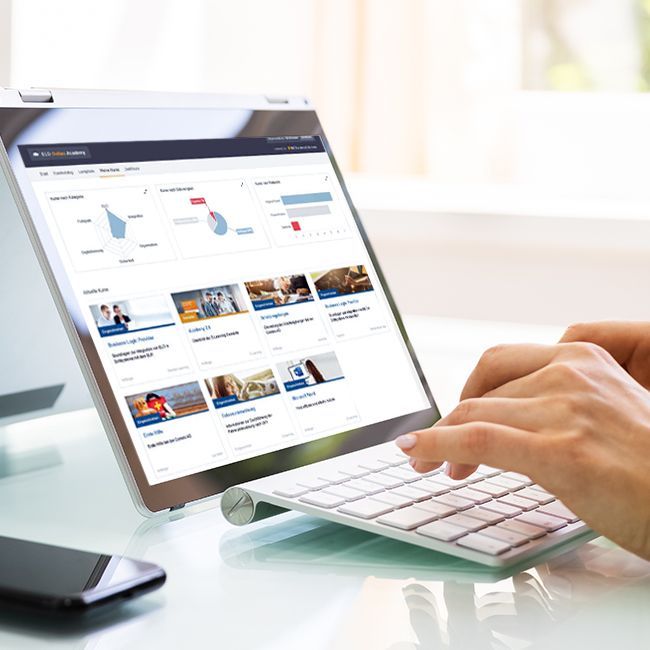 Laptop mit ELO Learning auf dem Display