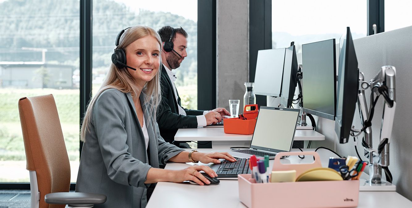 Mitarbeiter von Streit Service & Solution arbeitet an ihrem Arbeitsplatz