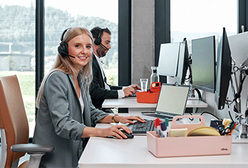 Mitarbeiter von Streit Service & Solution arbeitet an ihrem Arbeitsplatz