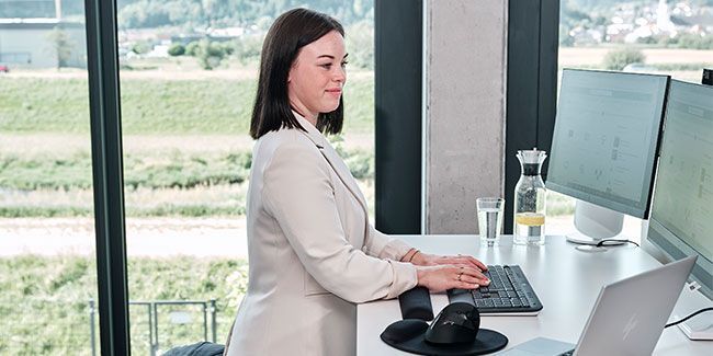 Mitarbeiterin von Streit Service & Solution arbeitet am Schreibtisch am PC