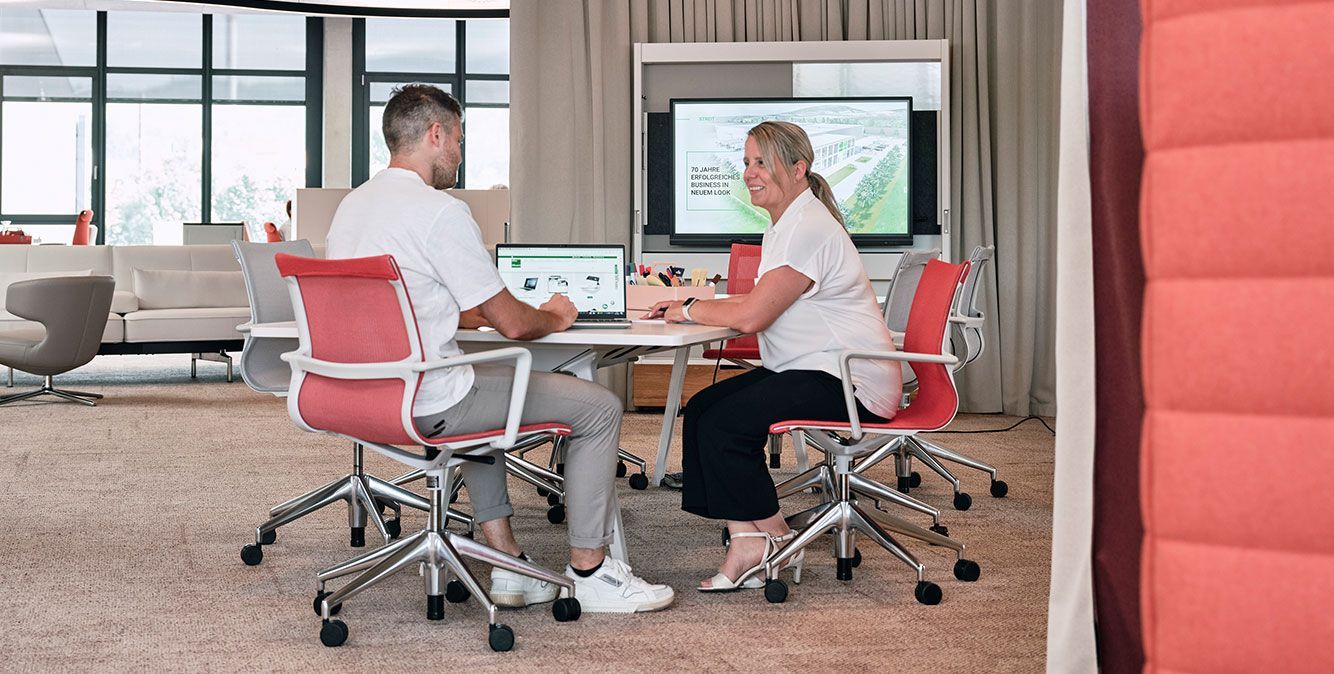 Mitarbeiter von Streit Service & Solution sitzen zusammen und sprechen miteinander