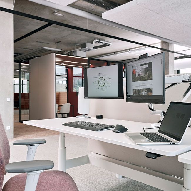 Schreibtisch mit Bildschirmen und Laptop in der Arbeitswelt von Streit Service & Solution in Gengenbach