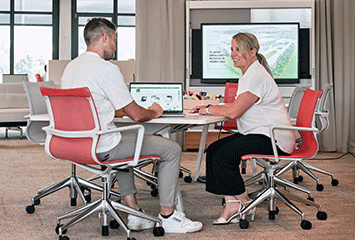 Mitarbeiter von Streit Service & Solution sitzen zusammen und sprechen miteinander