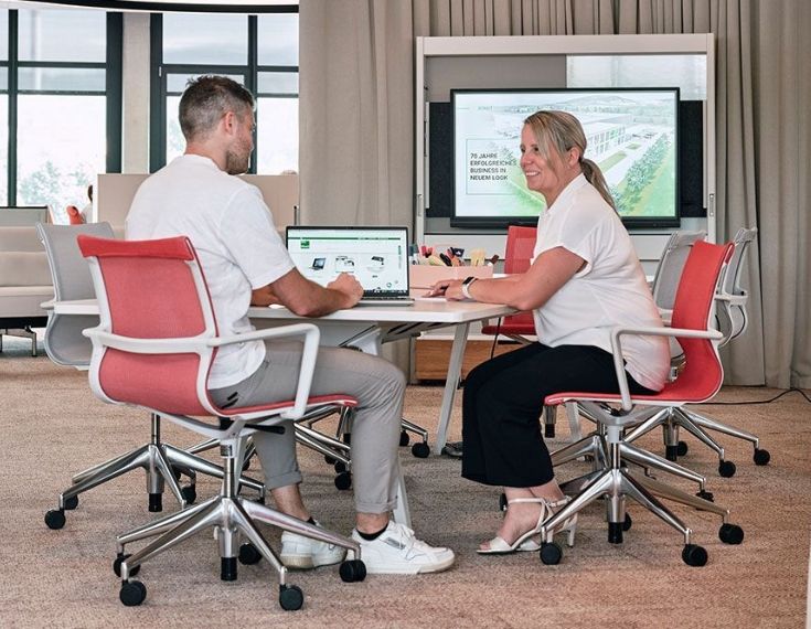 Mitarbeiter von Streit Service & Solution sitzen zusammen und sprechen miteinander