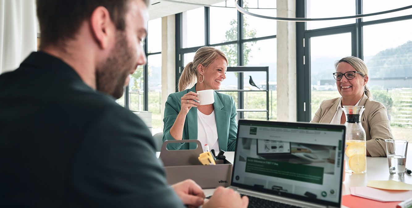 Mitarbeiter von Streit Service & Solution sitzen zusammen und arbeiten