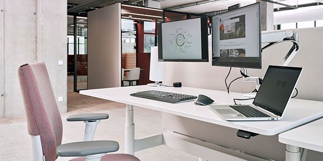 Schreibtisch mit Bürotechnik in der Arbeitswelt von Streit Service & Solution in Gengenbach.
