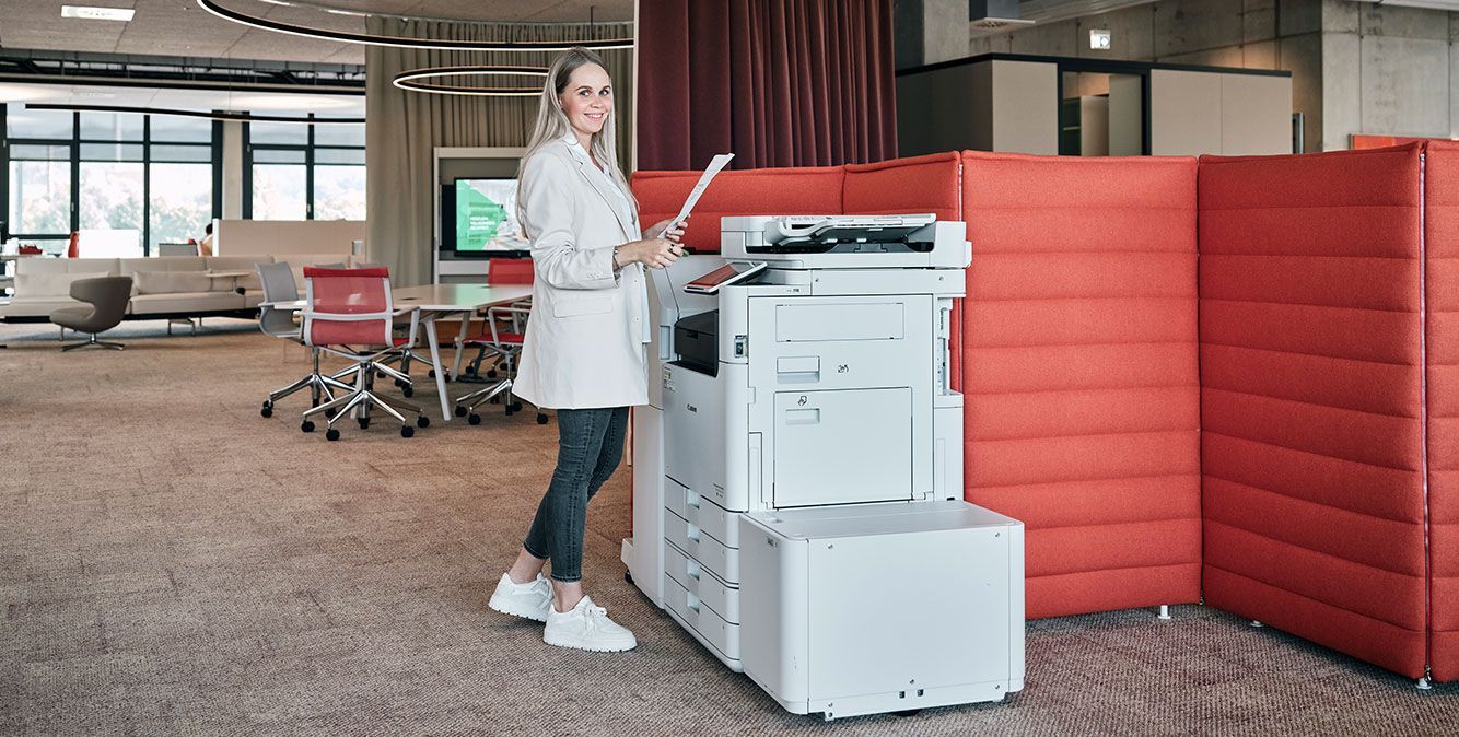 Mitarbeiterin von Streit Service & Solution bedient einen Printer in der Arbeitswelt in Gengenbach
