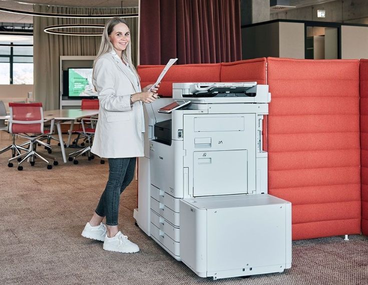 Mitarbeiterin von Streit Service & Solution bedient einen Printer in der Arbeitswelt in Gengenbach