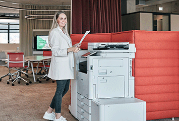 Mitarbeiterin von Streit Service & Solution bedient einen Printer in der Arbeitswelt in Gengenbach