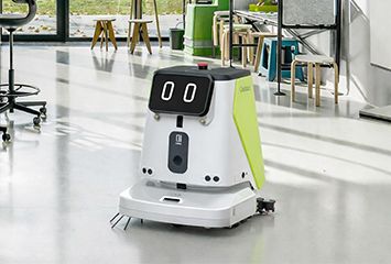 Reinigungsroboter steht in der Arbeitswelt von STREIT in Gengenbach