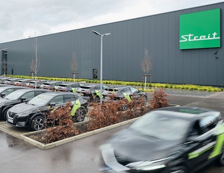 Viele STREIT Servicefahrzeuge geparkt vor dem Firmengebäude