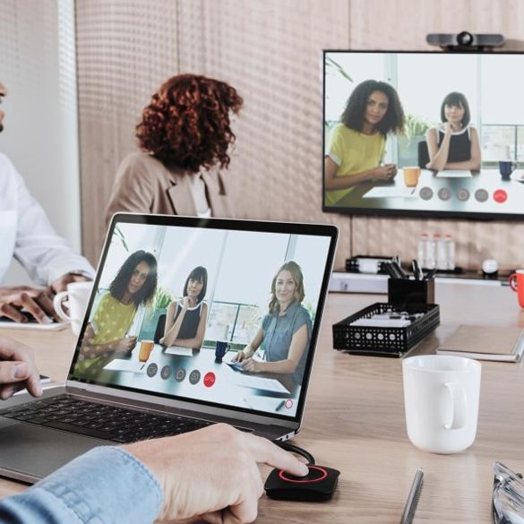 Mehrere Personen nutzen das ClickShare System von Barco