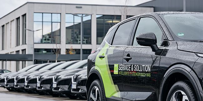 Viele STREIT Servicefahrzeuge geparkt vor dem Firmengebäude