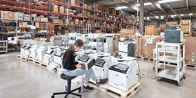 Mitarbeiterin bei der Vorinstallation von Drucksystemen