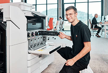 Mitarbeiter von Streit Service & Solution füllt bei einem Drucker Toner nach