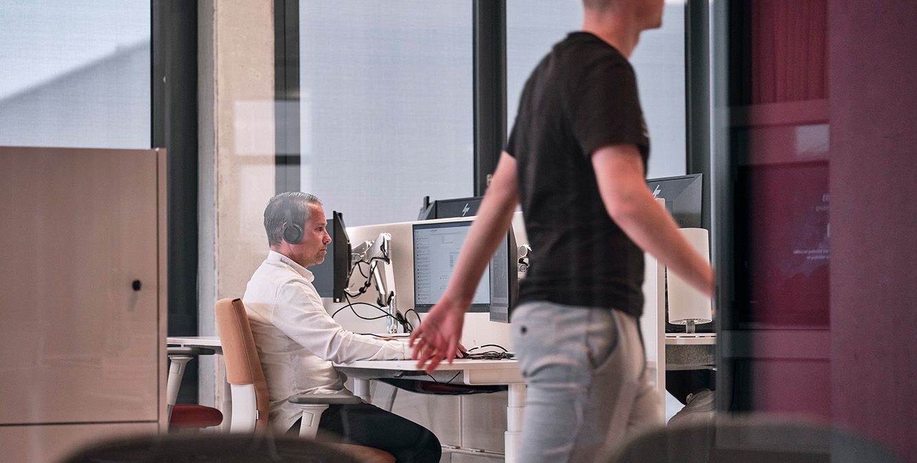 Mitarbeiter von Streit Service & Solution arbeitet am Arbeitsplatz